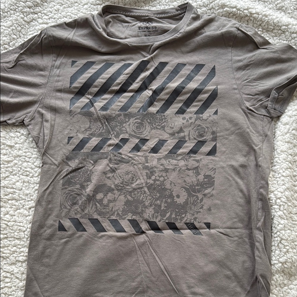 Express Gray Short Sleeve Tee with Geometric Design